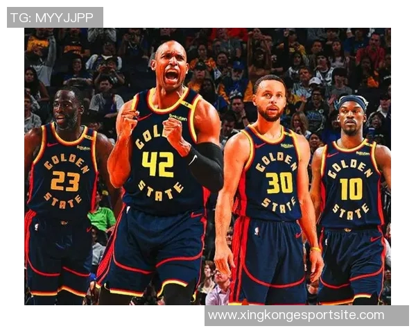 老将默契配合霍福德助攻库里精彩反篮打成21